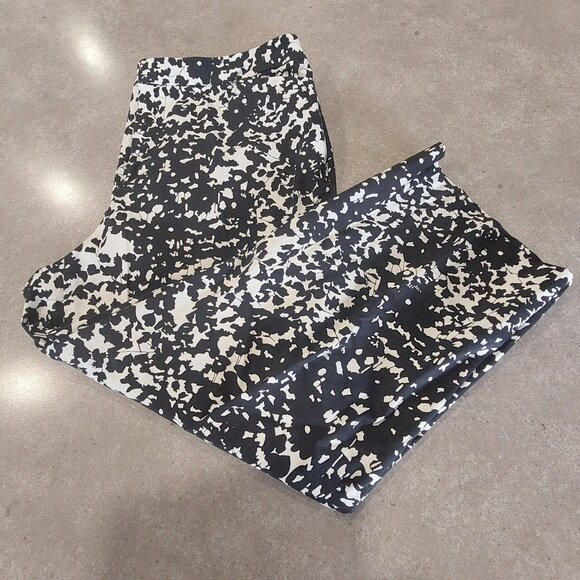COLDWATER CREEK Women's Black and White Floral Capri Pants w/Pockets - Sz 12 - Picture 3 of 13